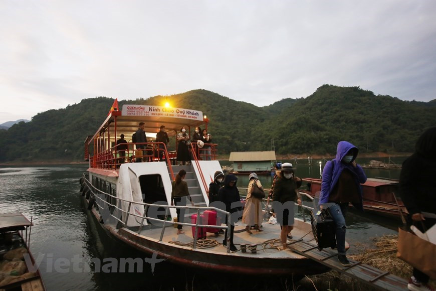 De Hanoï au quai de Thung Nai, il faut faire environ 80 km sur la Nationale 6 pour arriver dans la ville de Hoa Binh puis poursuivre un peu plus de 20 km sur la route de Tây Tiên. Auparavant, Thung Nai était une vallée flanquée de hautes montagnes couvertes par la jongle, habitée de nombreux cerfs et sambars. Recouverte par les eaux du réservoir de la centrale de Hoa Binh, Thung Nai est devenu un gigantesque lac parsemé d’îles vertes composant un paysage considéré comme une «nouvelle baie de Ha Long». Certaines ressemblent à un corps ou une partie de corps humain, d’autres sont chaotiques ou entourées d’arbres émergeant de l’eau, toutes petites ou grandes, élevées ou à fleur d’eau... Photo: Vietnamplus