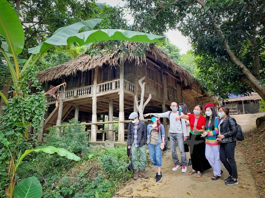 Des résidents locaux travaillent comme guides touristiques pour aider les voyageurs à explorer le village de Da Bia. Da Bia est l'endroit le plus reculé de la commune de Tien Phong, dans le district de Da Bac. Pour s'y rendre, il faut environ une heure et demie en bateau depuis le quai de Thung Nai du district de Cao Phong. Fin 2020, le district de Da Bac abritait 18 projets touristiques, dont cinq en bordure de lac, dont la zone touristique naturelle de Robinson, la station balnéaire de Mai Da dans la commune de Tien Phong, la station écologique de Vay Nua dans la commune de Vay Nua, et le projet de reboisement et d'écotourisme dans la commune de Hien Luong. Photo: VietnamPlus