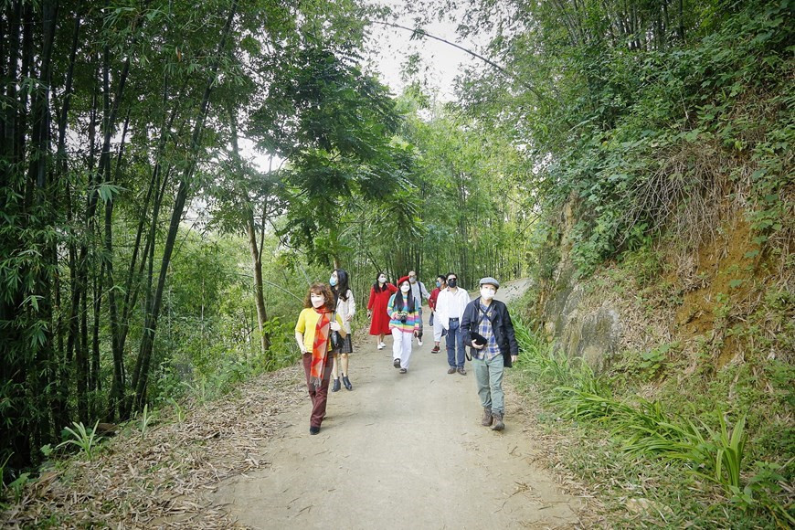 Après six ans, le tourisme communautaire à Da Bac a prospéré, attirant un grand nombre de visiteurs nationaux et étrangers pendant la période pré-pandémique. Pour dynamiser le tourisme dans la commune et ses rives lacustres en particulier, Da Bac s'est attaché à améliorer la qualité de nouveaux produits touristiques et à offrir tout l'accompagnement possible aux entreprises pour prospecter et investir dans le tourisme. Dans le même temps, il a popularisé les festivals et les destinations locaux sur les médias et les réseaux sociaux et a présenté le potentiel touristique aux investisseurs nationaux et étrangers. En outre, le district a appelé les habitants à défendre l'identité culturelle et à développer le tourisme tout en préservant les paysages naturels. Photo: VietnamPlus