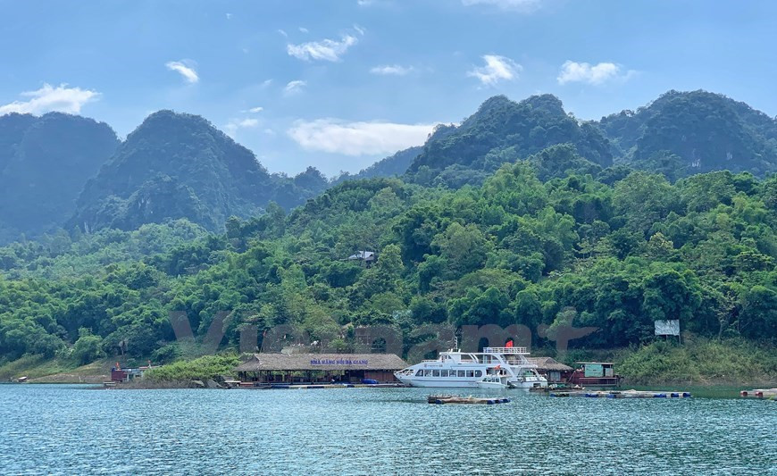 Le village de Ngoi dans la commune de Ngoi Hoa du district de Tan Lac développe également le tourisme communautaire. La province de Hoa Binh reprend ses activités touristiques après une longue interruption causée par la quatrième vague de l’épidémie de COVID-19. Selon Bui Xuan Truong, directeur adjoint du Service provincial de la Culture, des Sports et du Tourisme, alors que la pandémie a été maîtrisée à Hoa Binh et s'estompe dans de nombreuses localités du pays, les zones touristiques commencent à accueillir à nouveau les visiteurs, en mettant l'accent sur ceux qui vivent et travaillent dans la province et qui ont été vaccinés avec deux doses. Photo: VietnamPlus