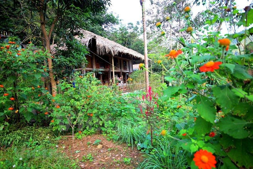 Ces derniers temps, Dà Bac est devenu une destination de choix pour les touristes vietnamiens et étrangers, dont un grand nombre opte pour un séjour chez l’habitant. C’est la raison pour laquelle les homestays fleurissent dans la région. Des villas de villégiature seront implantées dans la commune de Ngoi Hoa ; des hôtels de trois à cinq étoiles, dans les communes de Thai Binh et Thai Thinh ; et des resorts, dans les communes de Binh Thanh, Vây Nua et Hiên Luong. Chacun est personnalisé et pratique des prix et services différents, affichés à l’entrée. Une transparence qui rassure les visiteurs, en particulier les étrangers. Photo: Vietnamplus