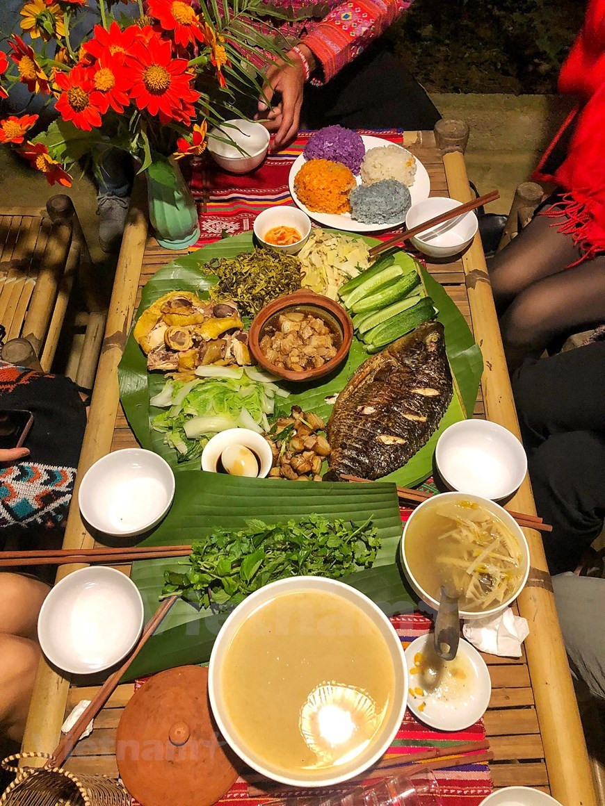 Dà Bac est un district où se concentrent de nombreuses ethnies minoritaires telles que les Dao, Muong, Tày et Thai qui ont su conserver leurs traditions. Les touristes viennent ici pour admirer la nature et découvrir l’identité culturelle des groupes ethniques vivant dans la région. Lors de leur séjour chez l’habitant, les visiteurs ont également la possibilité de déguster des plats délicieux préparés par des chefs locaux. En plus de proposer un hébergement, les habitants de Dà Bac développent en parallèle d’autres services : des tours guidés, des spectacles ou des activités aux champs pendant la saison de maturité du riz... Pas étonnant donc que la région de Dà Bac soit devenue au fil des ans une destination de choix. Photo: Vietnamplus