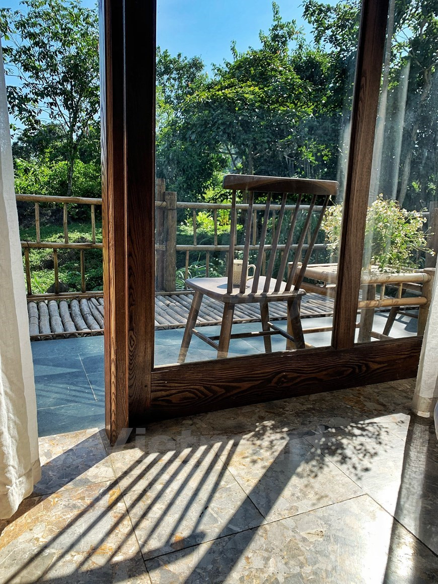 En se reposant dans cette station balnéaire, les touristes peuvent se réveiller par une fraîche matinée ensoleillée, avec le murmure d'un ruisseau voisin et le gazouillement des oiseaux sauvages. Ils peuvent visiter la vallée à tout moment de l'année, mais Ba Khan est le plus beau en automne. On peut visiter Ba Khan au début de l'été pour profiter de la vue sur les rizières jaunes mûres. C'est le moyen idéal pour passer un week-end mémorable: visiter la vallée de Ba Khan et se détendre dans les villages voisins. Ba Khan est considéré comme le joyau à 100 km de Hanoï. Photo: VietnamPlus