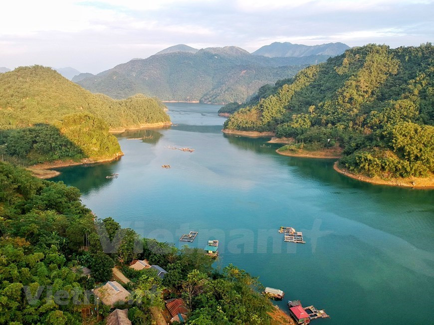 Si les visiteurs font le tour du lac Hoa Binh (au Nord-Ouest du Vietnam), sur 200 km, en bateau, ils peuvent être conquis par la beauté d’une destination touristique populaire surnommée "Baie d'Ha Long sur terre". En ce qui concerne le tourisme dans la province de Hoa Binh, tout le monde pense normalement à la centrale hydroélectrique de Hoa Binh et au lac Hoa Binh - le réservoir de la centrale qui fait partie de la rivière Dà. Cependant, ce serait une expérience complètement différente lors d’une excursion en bateau sur le lac de profiter de sa beauté époustouflante sur plus de 200 km, avec des vues distinctes sur le réservoir de jade depuis les magnifiques villages au bord du lac. Photo: Vietnamplus