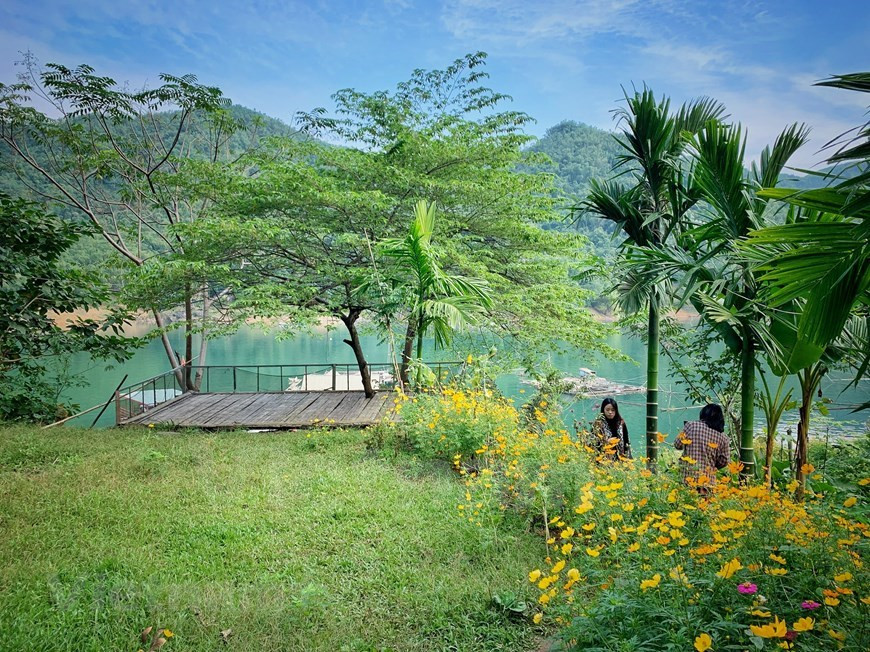 Afin de créer un sentiment de tranquillité d'esprit pour les touristes, le secteur du tourisme devrait sérieusement mettre en œuvre les mesures de prévention et de contrôle de l'épidémie de COVID-19, garantissant la sécurité dans les sites touristiques. Le comité populaire provincial a demandé aux agences de voyage et fournisseurs d'hébergement locaux de garantir la qualité de leurs services et produits tout en offrir aux visiteurs des produits abordables et des programmes promotionnels. Au premier semestre 2021, Hoa Binh a accueilli plus d’un millions de touristes, en hausse de plus de 20% en glissement annuel et représentant 31,2% du plan annuel fixé. Photo: Vietnamplus