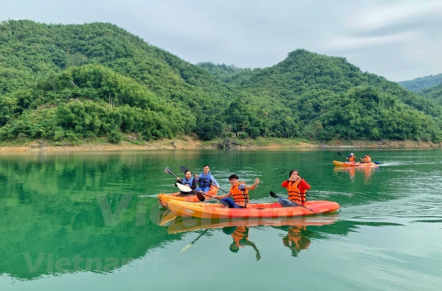 Des touristes font du kayak sur le lac Hoa Binh. En plus du soutien des autorités provinciales, les ménages impliqués dans le tourisme communautaire dans la zone touristique du lac Hoa Binh ont reçu l'aide de donateurs pour moderniser et rénover les installations. Un exemple est un projet de tourisme communautaire dans le district de Da Bac qui a obtenu le soutien financier et technique d'Action on Poverty. En particulier, les ménages participants ont bénéficié de prêts sans intérêt pour rénover leurs maisons et acheter l'équipement nécessaire. Les autorités locales ont également ouvert des cours de formation pour les habitants. Photo: VietnamPlus