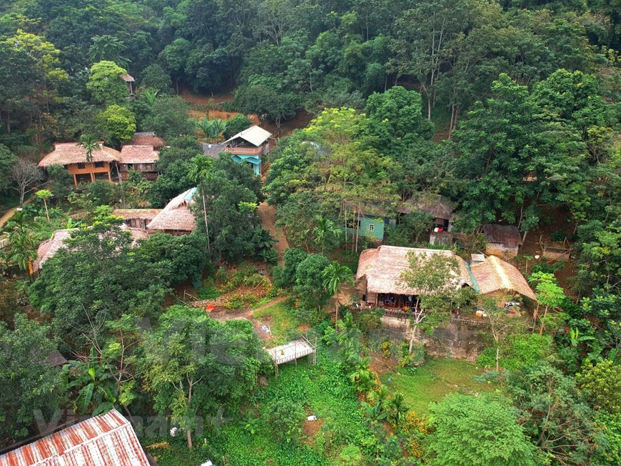 Le tourisme communautaire a donné une bouffée d'air frais à cet endroit le plus reculé du district de Da Bac. Action on Poverty, le nouveau nom de la Fondation australienne pour les peuples d'Asie et du Pacifique (AFAP) - une organisation non gouvernementale australienne, aide les Muong à développer un tourisme communautaire. Grâce au soutien de cet organisme, des espaces de tourisme communautaire ont pris forme dans les communes de Hien Luong, Cao Son et Tien Phong. Entre 2015 et 2020, les budgets provinciaux et de district, ainsi que les programmes cibles nationaux, ont fourni des centaines de milliards de dongs pour le développement des infrastructures touristiques dans huit communes du district. Photo: VietnamPlus