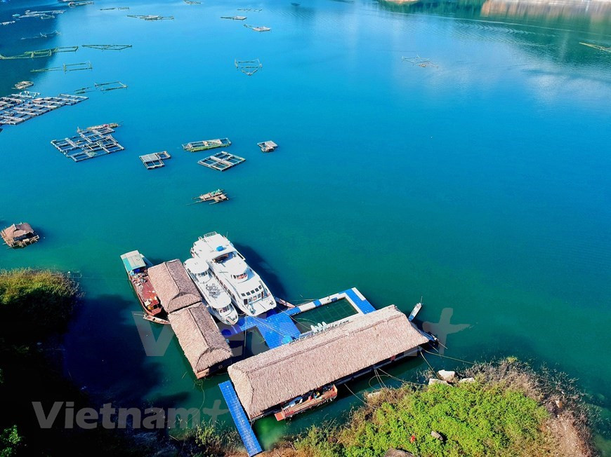 Le paysage poétique autour d'un restaurant flottant sur le lac Hoa Binh. Le tourisme communautaire a été choisi par de nombreuses localités de la province de Hoa Binh, car ce type de tourisme a contribué à promouvoir le développement durable, à générer plus d'emplois pour les habitants et à améliorer le niveau de vie des groupes ethniques minoritaires locaux, contribuant ainsi à préserver l'environnement écologique ainsi que les identités culturelles traditionnelles des minorités ethniques locales. La zone touristique du lac Hoa Binh compte actuellement environ 300 bateaux touristiques, 107 établissements d'hébergement, dont 14 hôtels, 32 motels et 61 motels communautaires, créant des emplois pour environ 1.200 personnes. Photo: VietnamPlus