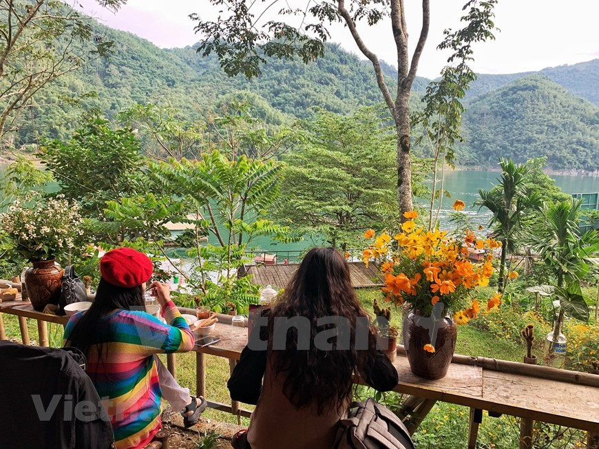 Des voyageurs prennent le petit-déjeuner qui comprend des plats du peuple Muong. Dans le cadre de sa stratégie de développement touristique, en 2017, le Comité populaire du district de Da Bac a élaboré un plan de relance du secteur touristique d'ici 2020, avec vision à l'horizon 2030. Le plan a notamment pour objectif de préciser les orientations de planification et de développement touristiques et de transformer Da Bac en une destination touristique attractive de la province, contribuant ainsi à la création d'emplois, à l'amélioration des revenus des résidents locaux, à l'accélération de la restructuration économique et au budget de l'État. Photo: VietnamPlus