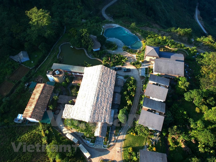 Le Bakhan Village Resort est situé dans la vallée de Ba Khan, commune de Son Thuy, district de Mai Chau. La vallée de Ba Khan est actuellement une attraction célèbre parmi les touristes nationaux et étrangers. Il faut plus de 2 heures par la Nationale 6 depuis Hanoï pour se rendre dans la vallée de Ba Khan. Située au pied du col de la montagne Thung Khe, qui est couvert de nuages toute l'année, cette belle vallée n'est devenue célèbre qu'en 2019 car elle est située entre deux destinations touristiques célèbres, Mai Chau et Moc Chau. Avec ses paysages sauvages, cet endroit peut conquérir le cœur de tous les visiteurs. Photo: VietnamPlus