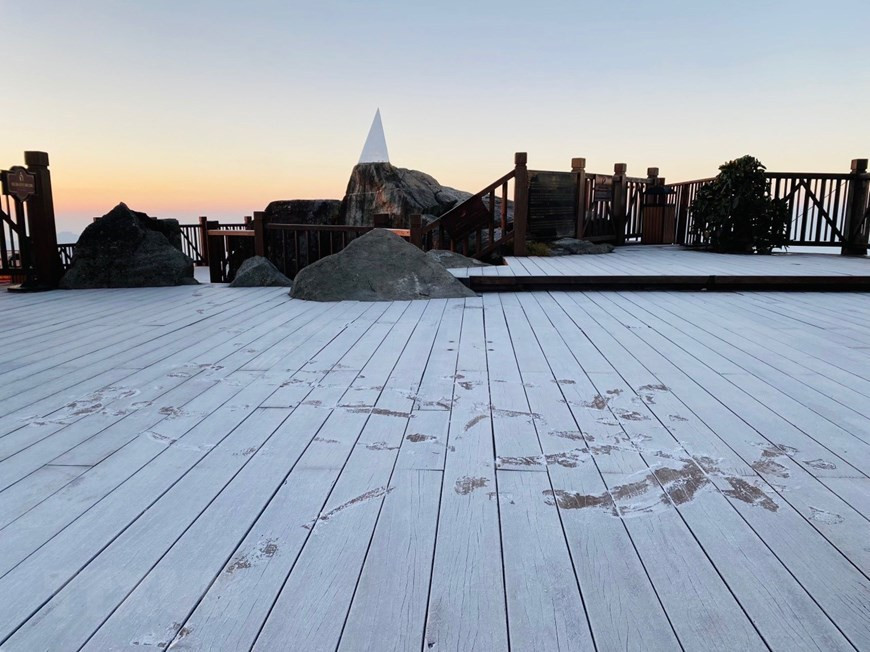 Le temps couplé à la température inférieure à zéro a formé une fine couche de givre sur le sol. Photo: VNA
