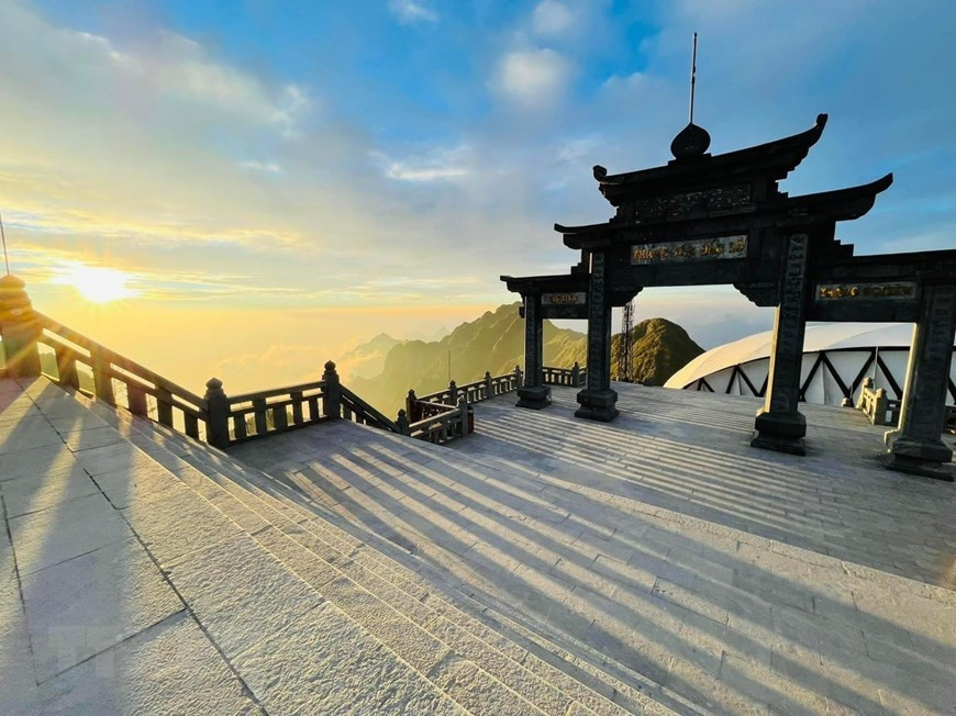Du givre recouvre le sentier menant au sommet. Photo: VNA