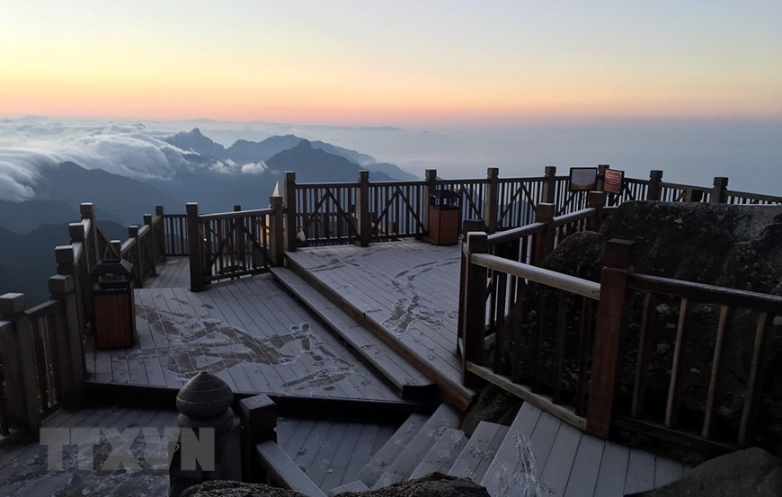 La plate-forme d'observation couverte de givre. Photo: VNA