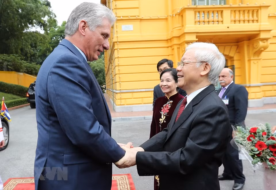 Le secrétaire général du Parti et président vietnamien Nguyen Phu Trong (droite) a présidé le 9 novembre à Hanoi la cérémonie d’accueil en l'honneur du président du Conseil d'État et du Conseil des ministres de Cuba Miguel Mario Diaz Canel Bermudez.