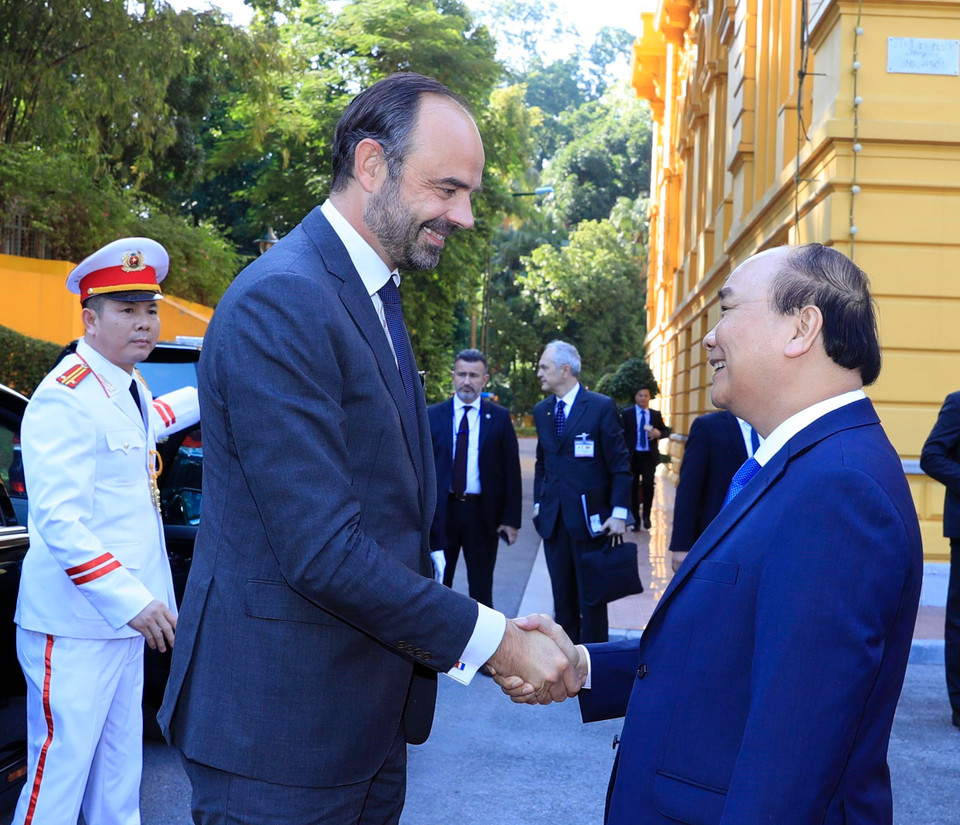 Le Premier ministre français Édouard Philippe, en visite officielle au Vietnam, a été accueilli par son homologue vietnamien Nguyên Xuân Phuc (droite), le 2 novembre à Hanoi. 