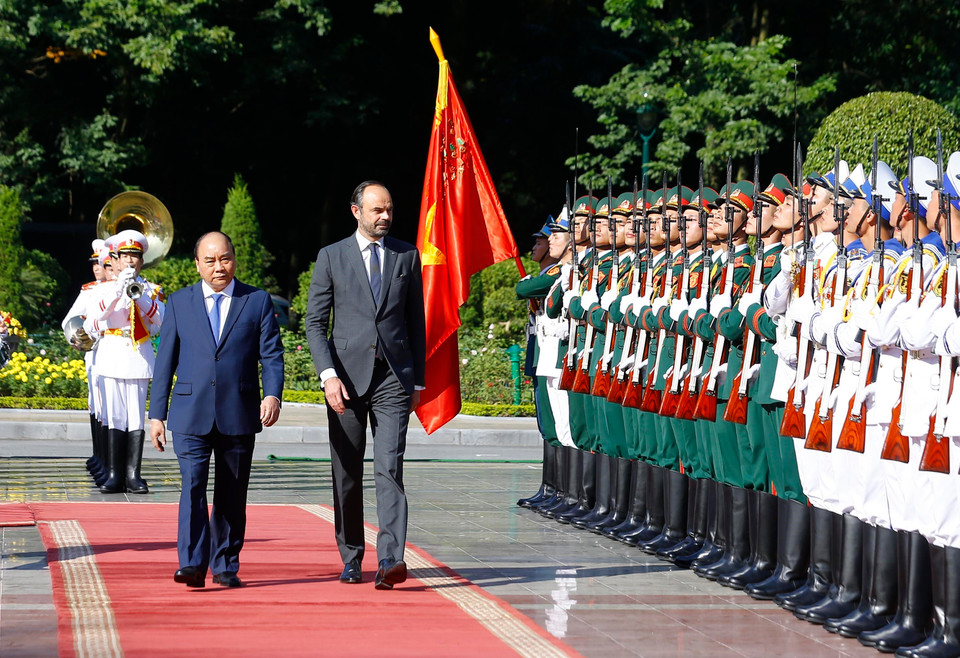 Le Premier ministre français Édouard Philippe a inspecté la garde d’honneur lors de la cérémonie de bienvenue organisée en son honneur le même jour au Palais présidentiel. 