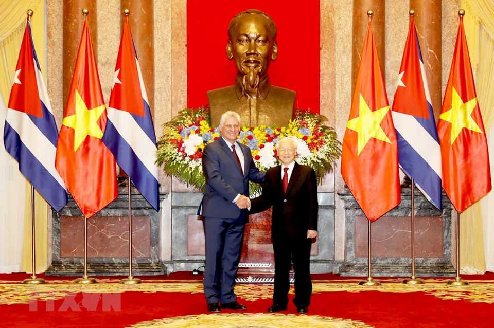 Le secrétaire général du Parti et président vietnamien Nguyen Phu Trong et le président du Conseil d'État et du Conseil des ministres de Cuba Miguel Mario Diaz Canel Bermudez avant l'entretien.