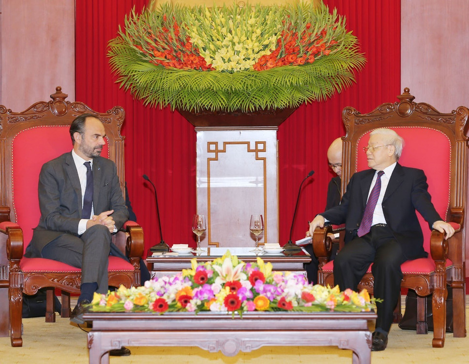 Le Premier ministre Édouard Philippe a été reçu par le secrétaire général du Parti communiste du Vietnam et président vietnamien, Nguyên Phu Trong (droite), le 2 novembre à Hanoi.