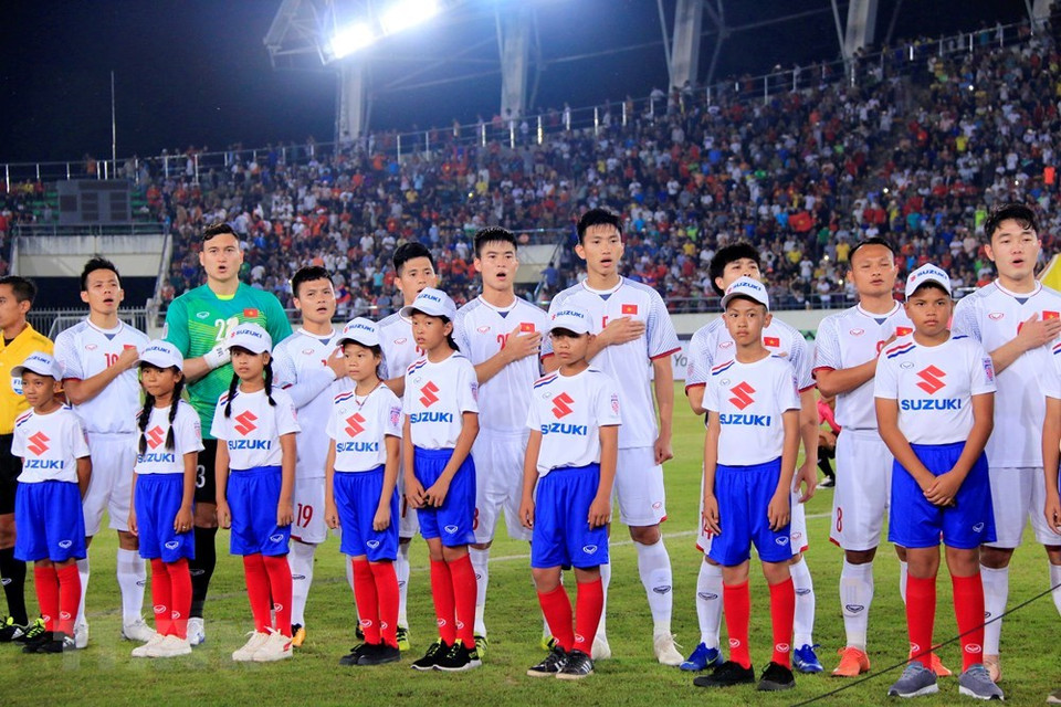 Les footballeurs vietnamiens chantent l'hymne national.