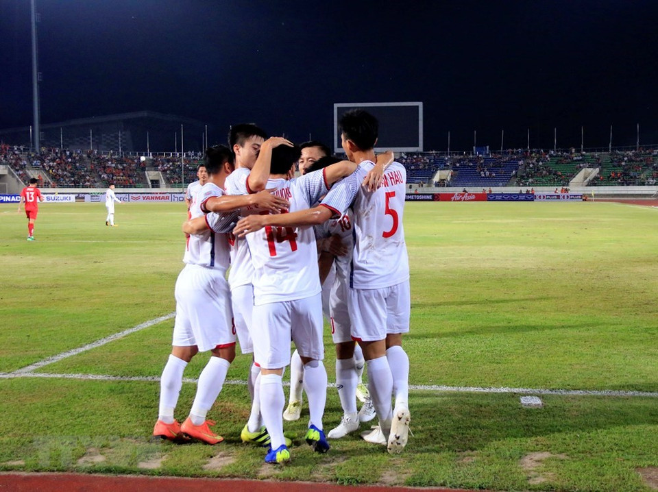 Les joueurs vietnamiens célèbrent leur premier but.