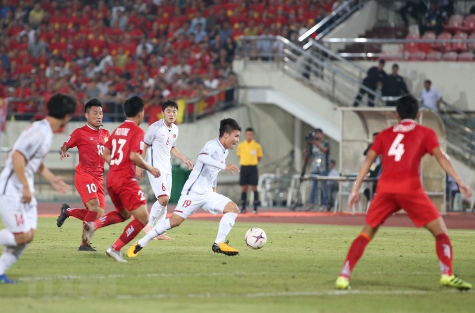 Le milieu de terrain Nguyen Quang Hai (numéro 19) marque un but avec un coup franc exemplaire à la 68e minute. Le score est de 3-0.