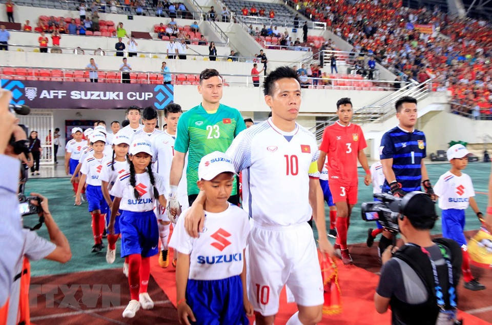 Nguyen Van Quyet (numéro 10) - le capitaine de l'équipe vietnamienne .
