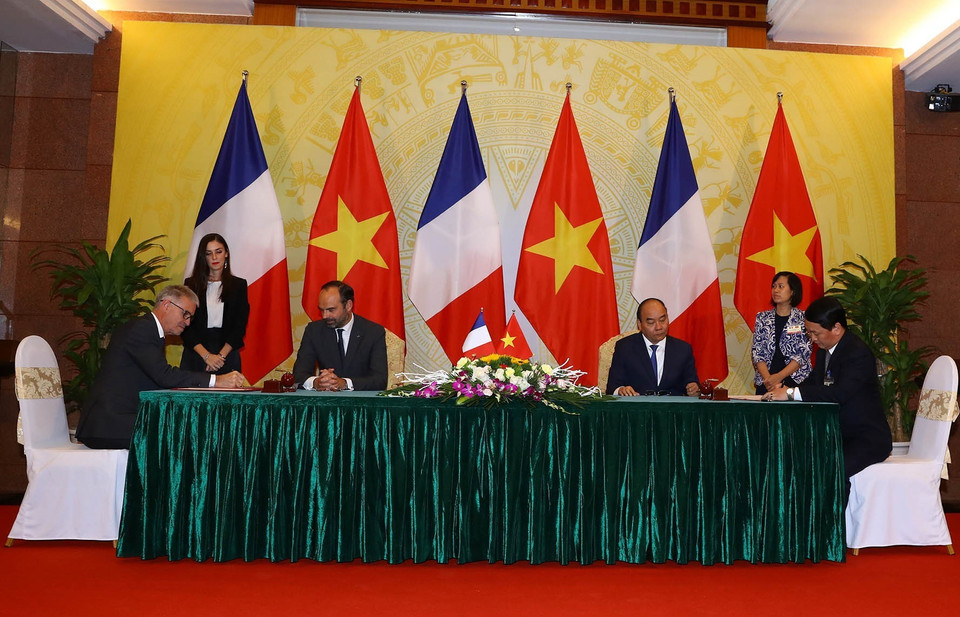 Le même jour, les Premiers ministres Nguyên Xuân Phuc et Édouard Philippe ont présidé à la signature de plusieurs accords de coopération bilatérale dans divers domaines.