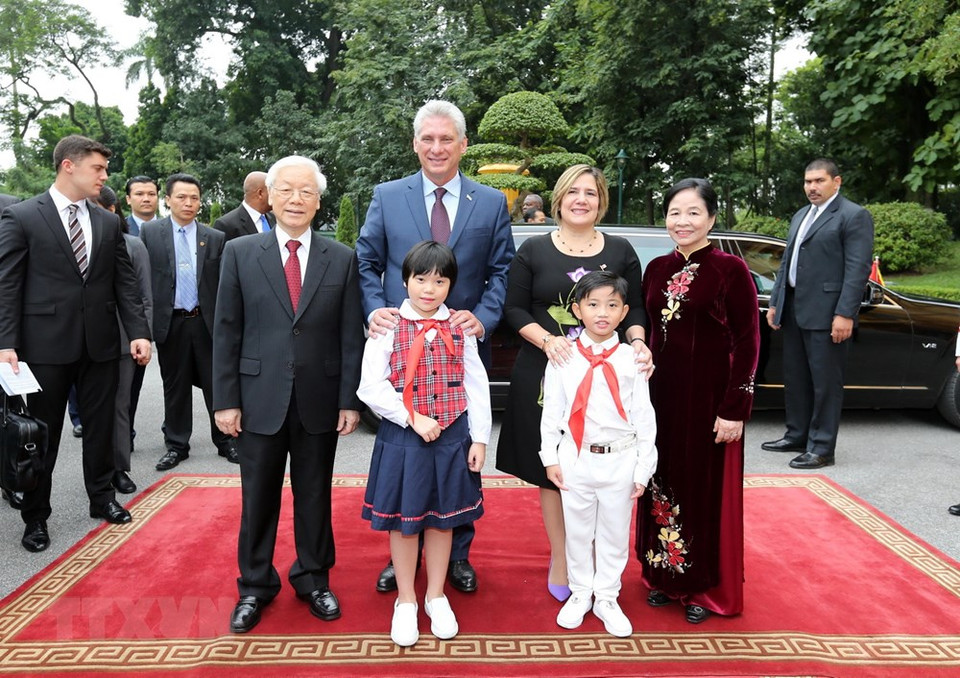 Le secrétaire général du Parti et président vietnamien Nguyen Phu Trong et son épouse et le président du Conseil d'État et du Conseil des ministres de Cuba Miguel Mario Diaz Canel Bermudez et son épouse à la cérémonie d'accueil officielle.