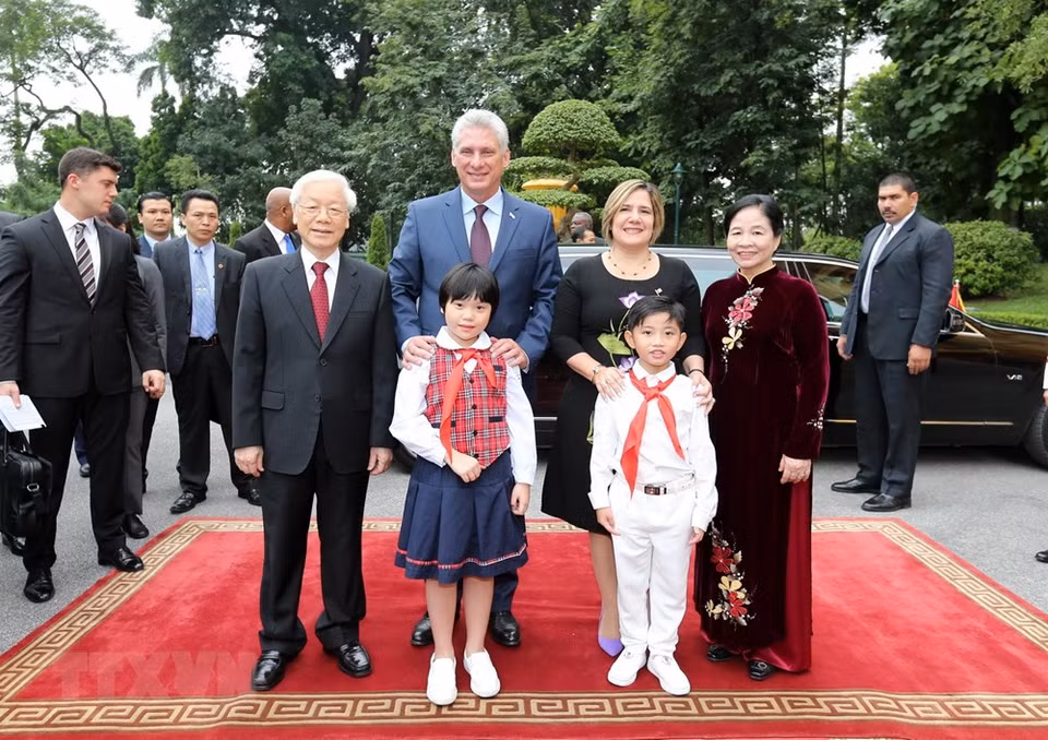 Le secrétaire général du Parti et président vietnamien Nguyen Phu Trong et son épouse et le président du Conseil d'État et du Conseil des ministres de Cuba Miguel Mario Diaz Canel Bermudez et son épouse à la cérémonie d'accueil officielle.