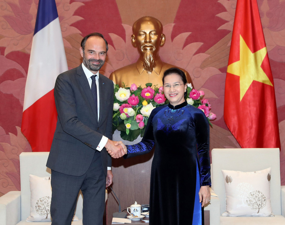 Le Premier ministre Édouard Philippe a été reçu par la présidente de l’Assemblée nationale du Vietnam, Nguyên Thi Kim Ngân (droite), le 2 novembre à Hanoi. 