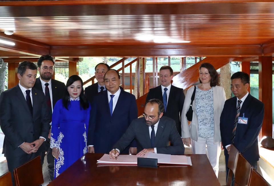 Le Premier ministre Édouard Philippe signe le livre des invités dans la zone commémorative du Président Hô Chi Minh.