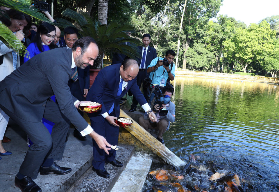Les deux dirigeants se sont plu à donner à manger aux carpes.