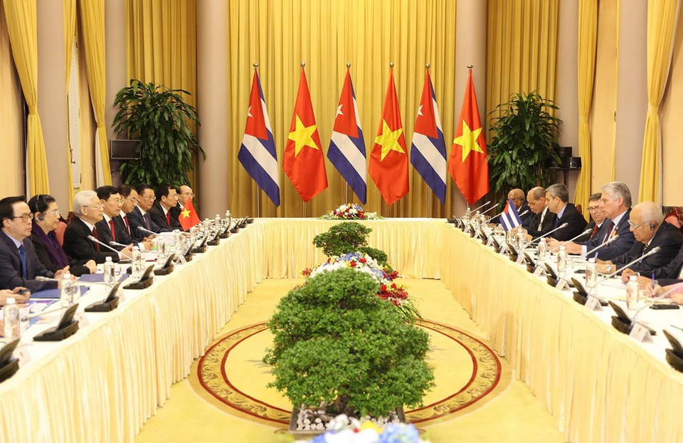 Entretien entre le secrétaire général du Parti et président vietnamien Nguyen Phu Trong et le président du Conseil d'État et du Conseil des ministres de Cuba Miguel Mario Diaz Canel Bermudez.