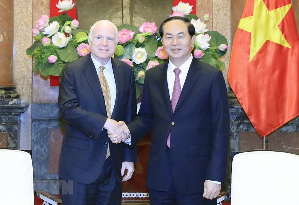  Le président de la République Tran Dai Quang reçoit la délégation des sénateurs américains conduite par John McCain en visite de travail au Vietnam en juin 2017. 