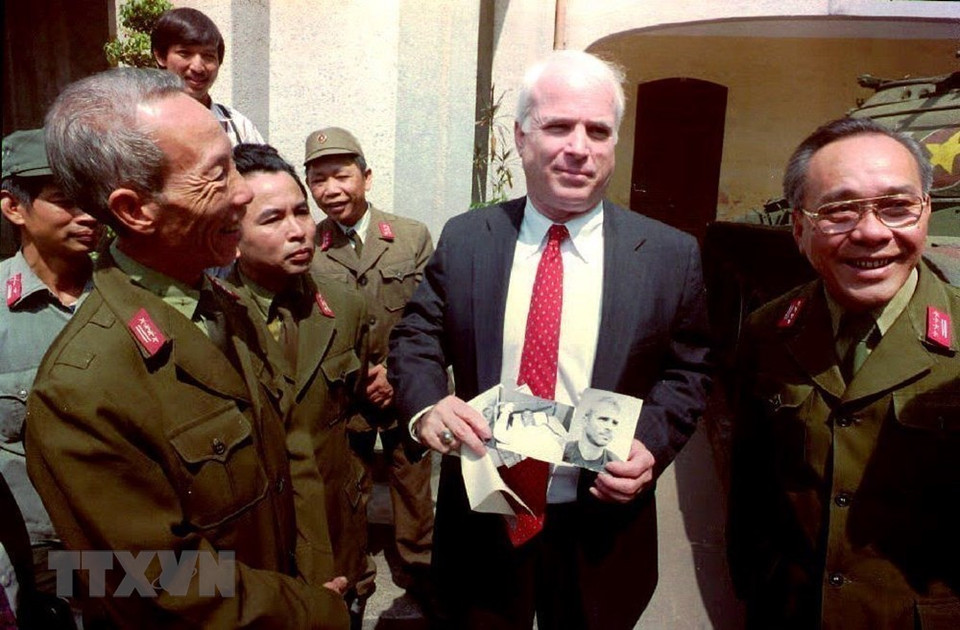  Le sénateur John McCain (milieu) visite le Musée d'histoire militaire du Vietnam à Hanoi le 19 octobre 1992. 