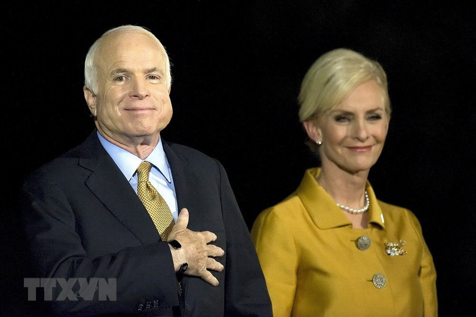  Le sénateur John McCain et sa femme, Cindy McCain, lors de sa campagne électorale présidentielle de 2008 dans sa ville natale Phoenix, d'Etat de l’Arizona. 