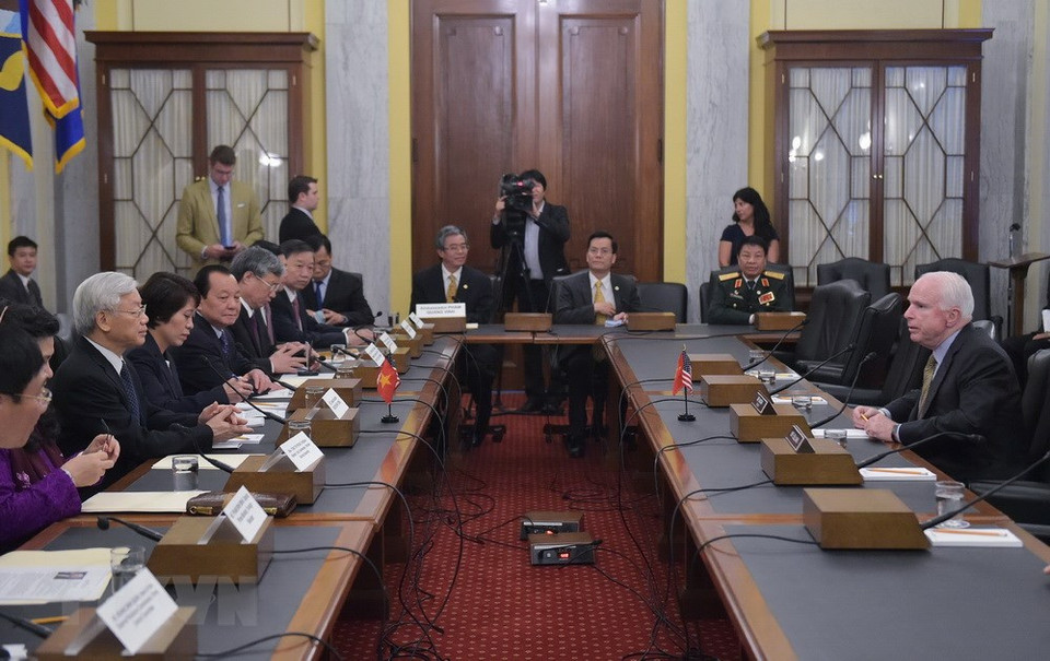  Le sénateur John McCain (droite) rencontre le secrétaire du Comité central du Parti communiste du Viet Nam, Nguyen Phu Trong (3e, gauche) en visite aux Etats-Unis, le 8 juillet 2015. 