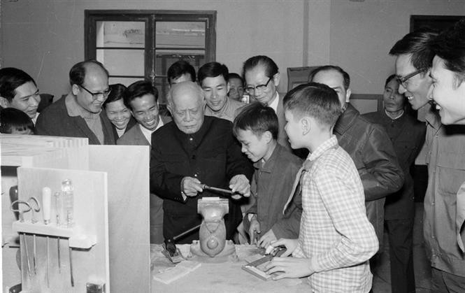 Le 6 mars 1977, le Président Ton Duc Thang visite la Maison culturelle des adolescents de Hanoï.