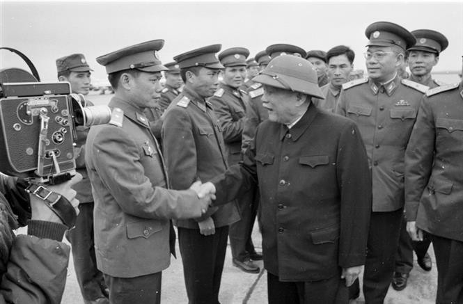 Le 28 janvier 1976, le Président Ton Duc Thang rend visite et formule ses vœux du Nouvel An lunaire à des soldats de l'armée de l'air.