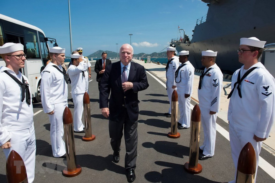  Le sénateur John McCain (milieu) visite le port international de Cam Ranh, province de Khanh Hoa (Vietnam) le 2 juin 2017. 