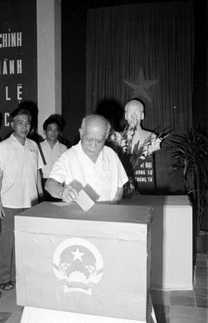 Le 15 mai 1977, le Président Ton Duc Thang dépose son bulletin de vote dans l'urne dans le cadre des élections des membres des Conseils populaires de tous échelons
