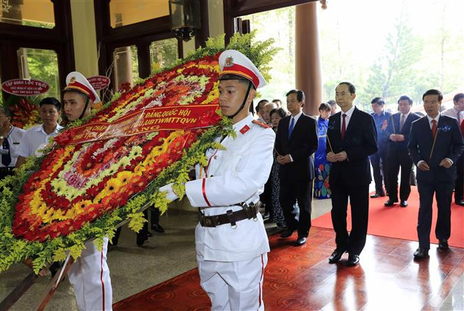 Le président Tran Dai Quang et la délégation l'accompagnant sont allés offrir des baguettes d'encens en mémoire du président Ton Duc Thang dans son mémorial à An Giang. 