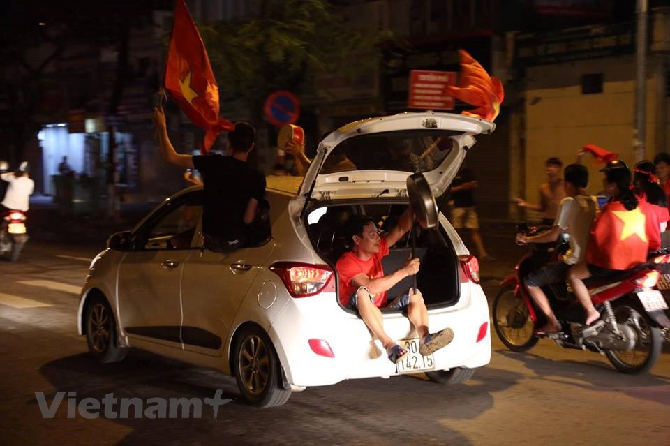 Les supporters vietnamiens ont afflué dans les rues pour fêter la victoire de leur équipe. 