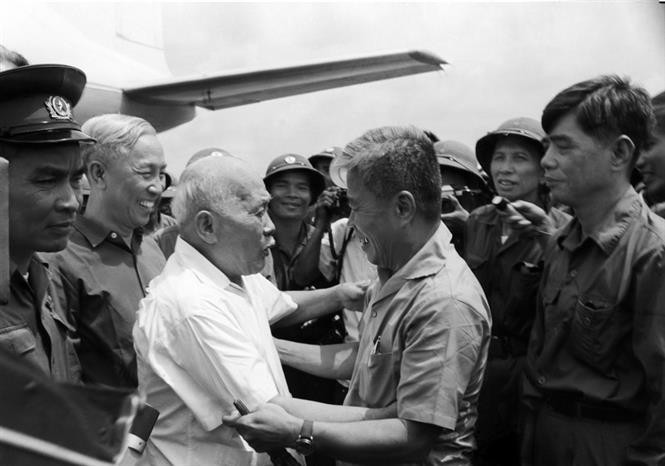 Le 13 mai 1975, le président Ton Duc Thang est accueilli à l’aéroport de Tan Son Nhat à Sai Gon pour participer à la cérémonie de célébration de la victoire du 30 avril marquant la libération du Sud et la réunification du Vietnam.