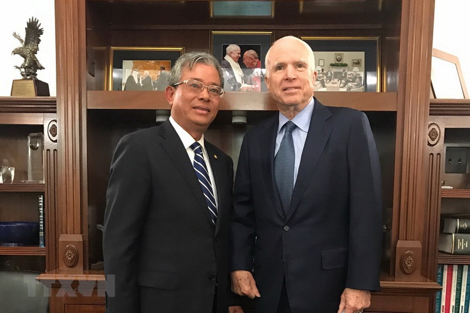  L’ambassadeur du Vietnam aux Etats-Unis, Pham Quang Vinh, et le sénateur John McCain. 