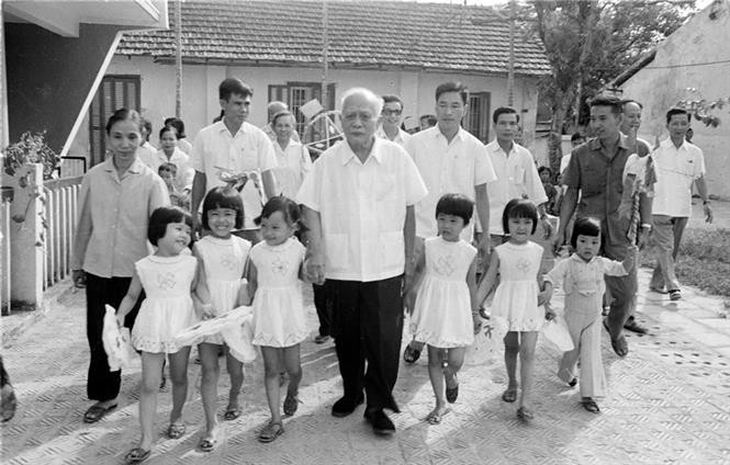 Le 26 septembre 1977, le président Ton Duc Thang visite l’école maternelle du 20 octobre à Hanoï.