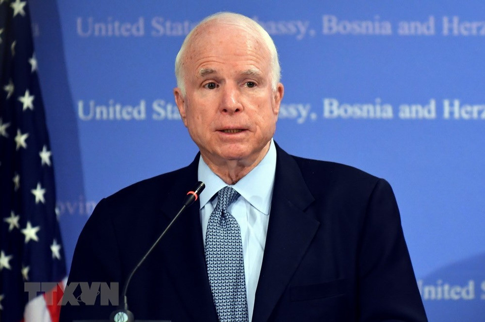  Le sénateur John McCain lors d’un point de presse donné en avril 2017 à l’ambassade des Etats-Unis à Sarajevo (Bosnie-Herzégovine). 
