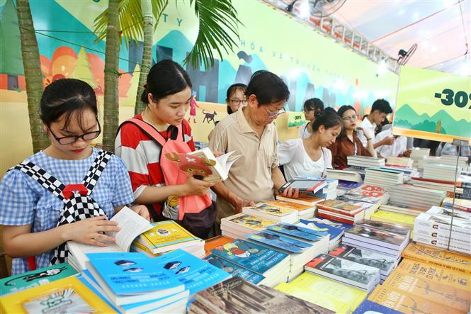 Dans le cadre de cette fête, les visiteurs peuvent assister à des rencontres entre auteurs et lecteurs sur de nouveaux ouvrages, des échanges de vues sur la culture, la politique, les mathématiques..., ainsi que trouver des best-sellers.