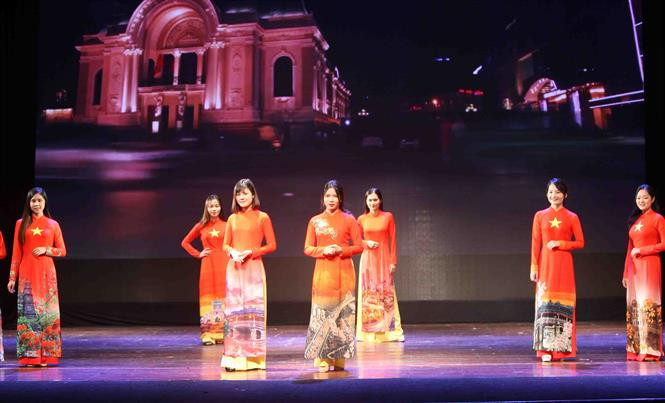 Défilé d’ao dai (tunique traditionnelle des Vietnamiennes)