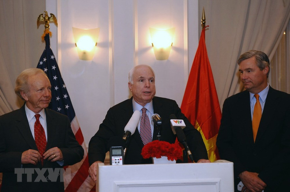  Les sénateur John McCain lors d’une conférence presse donnée le 19 janvier 2012 à Hanoi à l’occasion de sa visite au Vietnam. 